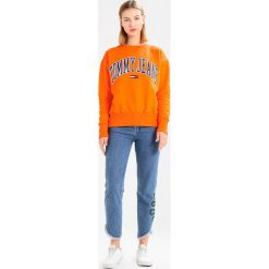 Tommy Jeans COLLEGIATE Bluza orangeade. Bluzy marki Tommy Jeans. Za 399.00 zł.