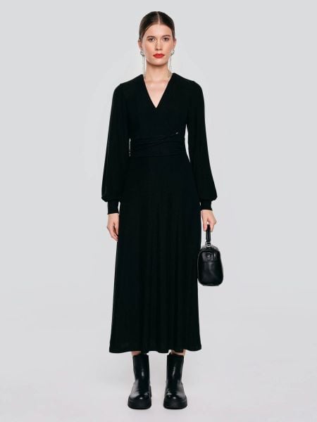 Sukienka damska midi błyszcząca czarna Daniela 906. Czarne sukienki BIG STAR, l, bez wzorów, z tkaniny, bez kołnierzyka, bez ramiączek, midi, dopasowane. Za 299.99 zł.