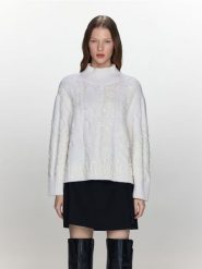 Sweter z cekinowymi aplikacjami - złamana biel. Swetry Reserved, l, z aplikacjami, z dzianiny, bez ramiączek. W wyprzedaży za 119.99 zł.