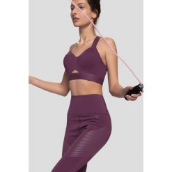 Legginsy treningowe z wysokim stanem 4FPro SPDF410 - fiolet. Czerwone legginsy 4f, bez wzorów, z dzianiny. W wyprzedaży za 99.99 zł.