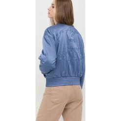 Guess kurtka bomber damski przejściowa. Niebieskie kurtki Guess, l, z aplikacjami, bez kaptura. Za 739.99 zł.