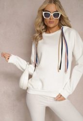Biała Bawełniana Bluza z Sznurkami i Kapturem Tyche. Białe bluzy Renee, bez wzorów, z bawełny, casualowe, bez ramiączek, z kapturem. W wyprzedaży za 83.99 zł.