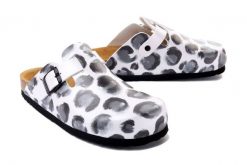 DR. BRINKMANN 600048-03 weiss, klapki profilaktyczne damskie. Białe klapki Dr. Brinkmann, bez wzorów, bez obcasa, bez zapięcia. Za 254.90 zł.