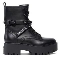 Trapery Guess. Czarne traperki Guess, z aplikacjami, bez obcasa, bez zapięcia. Za 919.99 zł.