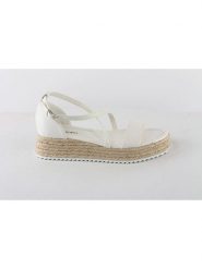 Foreverfolie Sandały w kolorze białym rozmiar: 38. Białe sandały Foreverfolie, bez wzorów, klasyczne, z otwartym noskiem, bez obcasa, na platformie, bez zapięcia. Za 77.02 zł.