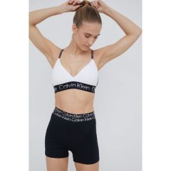 Calvin Klein Performance biustonosz sportowy Active Icon kolor biały wzorzysty. Białe biustonosze sportowe Calvin Klein Performance, bez wzorów, z dzianiny, na jogę i pilates. W wyprzedaży za 149.99 zł.