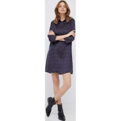 Sisley sukienka kolor fioletowy mini prosta. Fioletowe sukienki Sisley, na co dzień, bez wzorów, z tkaniny, bez kołnierzyka, bez ramiączek, mini, proste. Za 439.99 zł.