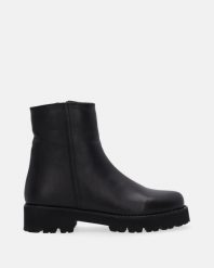 CZARNE BOTKI DAMSKIE 26165L BLACK. Czarne botki Venezia, bez wzorów, ze skóry, bez obcasa, bez zapięcia. Za 529.00 zł.