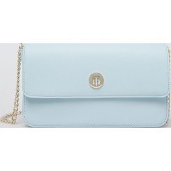 Tommy Hilfiger - Torebka. Czerwone torebki klasyczne Tommy Hilfiger, bez wzorów, z materiału, casualowe, na ramię, małe, bez dodatków. W wyprzedaży za 299.90 zł.