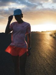 4F Spodenki do biegania szybkoschnące damskie - różowe M. Czerwone szorty 4f, bez wzorów, z materiału. Za 149.99 zł.