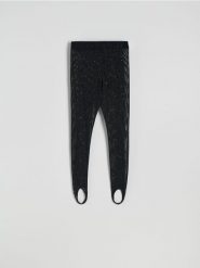 Błyszczące legginsy z rozcięciami - czarny. Czarne legginsy Reserved, bez wzorów, z dzianiny. W wyprzedaży za 49.99 zł.