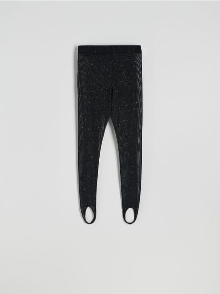 Błyszczące legginsy z rozcięciami - czarny. Czarne legginsy Reserved, bez wzorów, z dzianiny. W wyprzedaży za 49.99 zł.