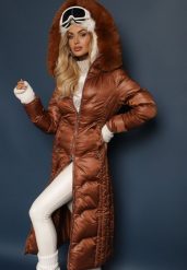Jasnobrązowa Pikowana Kurtka o Długim Kroju z Kapturem z Futrem z Możliwością Odpięcia Tiennara. Brązowe kurtki Renee, l, bez wzorów, z jeansu, eleganckie, z kapturem. W wyprzedaży za 160.99 zł.