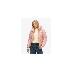 Damska kurtka z kapturem Superdry Fuji. Czerwone kurtki Superdry, bez wzorów, z puchu, z kapturem. Za 342.70 zł.