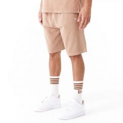 Szorty New Era. Czerwone szorty New Era, bez wzorów. W wyprzedaży za 233.90 zł.