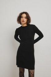 Gładka sukienka z długimi rękawami w kolorze TOTALLY BLACK - GIRONA. Czarne sukienki Marsala, bez wzorów, z elastanu, eleganckie, bez kołnierzyka, bez ramiączek, mini, rozkloszowane. Za 199.90 zł.