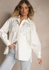 Biała Koszula Oversize z Bawełny z Ażurowymi Zdobieniami z Motywem Kwiatowym Voesia. Białe koszule Renee, m, z aplikacjami, z bawełny, eleganckie, bez kołnierzyka, bez ramiączek. W wyprzedaży za 119.99 zł.