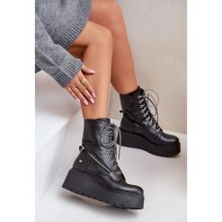 Skórzane Botki Workery Na Platformie I Koturnie Maciejka 06676-01 Czarne. Czarne botki bez wzorów, bez obcasa, na koturnie, bez zapięcia. Za 753.20 zł.