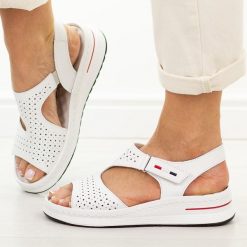 Białe skórzane sandały damskie T.Sokolski 26-31. Białe sandały Sokolski, bez wzorów, z jeansu, casualowe, bez obcasa, na platformie, bez zapięcia. Za 219.00 zł.