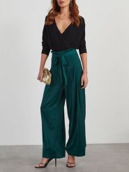 Milan Kiss Spodnie w kolorze zielonym rozmiar: M. Zielone spodnie materiałowe Milan Kiss, bez wzorów, z materiału. Za 152.99 zł.