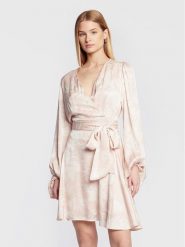 Guess Sukienka codzienna Noelie W2BK16 WEX90 Różowy Regular Fit. Czerwone sukienki Guess, na co dzień, xs, z aplikacjami, z wiskozy, bez kołnierzyka, bez ramiączek, proste. Za 789.99 zł.
