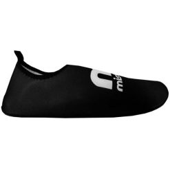 Buty do wody Mistral Jacarei M211084C999 czarne czarne. Czarne buty treningowe bez wzorów, z gumy, bez zapięcia, do pływania. Za 116.02 zł.