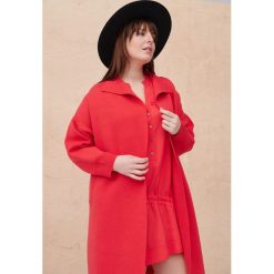 Płaszcz Damski Huggo Plus Size Koral. Płaszcze blue shadow, plus size, bez wzorów, z dzianiny, bez kaptura. Za 419.90 zł.