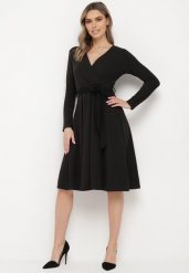 Czarna Sukienka Therinore. Czarne sukienki Born2be, l, bez wzorów, z bawełny, eleganckie, bez kołnierzyka, bez ramiączek, midi, kopertowe. W wyprzedaży za 161.49 zł.