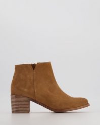 BRĄZOWE BOTKI DAMSKIE 205 VELOUR CINAM. Brązowe botki Venezia, bez wzorów, ze skóry, bez obcasa, bez zapięcia. Za 499.00 zł.