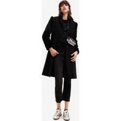 Desigual płaszcz wełniany kolor czarny przejściowy. Czarne płaszcze Desigual, l, bez wzorów, z wełny, klasyczne, bez kaptura. W wyprzedaży za 649.99 zł.