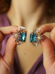 Pierres de Jade Pozłacane kolczyki-wkrętki z perłami i cyrkoniami rozmiar: onesize. Niebieskie kolczyki Pierres de Jade, z cyrkonią, pozłacane. Za 84.21 zł.