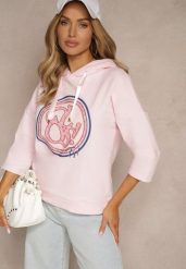 Jasnoróżowa Bluza z Kapturem Ozdobnym Nadrukiem i Rękawami 3/4 Saniressa. Czerwone bluzy Renee, l, bez wzorów, z jeansu, z kapturem. W wyprzedaży za 79.99 zł.