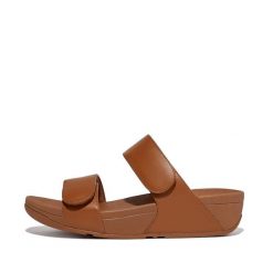 Kobiece klapki na koturnie FitFlop Lulu Adjustable. Brązowe klapki FIT FLOP, bez wzorów, z materiału, eleganckie, bez obcasa, na koturnie, bez zapięcia. Za 530.50 zł.