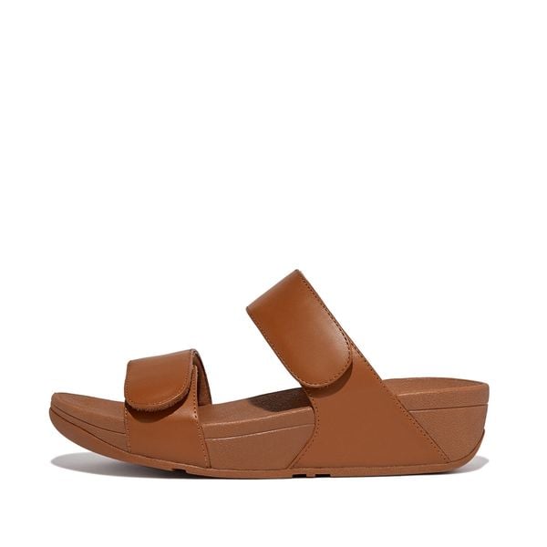 Kobiece klapki na koturnie FitFlop Lulu Adjustable. Brązowe klapki FIT FLOP, bez wzorów, z materiału, eleganckie, bez obcasa, na koturnie, bez zapięcia. Za 493.50 zł.