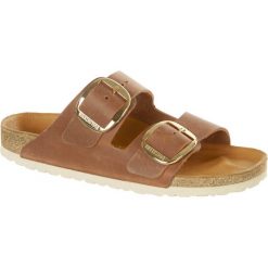 Klapki damskie Birkenstock Arizona. Brązowe klapki Birkenstock, bez wzorów, z materiału, bez obcasa, bez zapięcia. Za 691.60 zł.