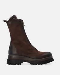 BRĄZOWE BOTKI Z APLIKACJĄ P010NUBROBB036. Brązowe botki Venezia, z aplikacjami, z nubiku, bez obcasa, bez zapięcia. Za 759.00 zł.