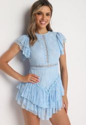 Jasnoniebieski Taliowany Koronkowy Kombinezon z Ażurowymi Wstawkami i Falbanami Tinarosi. Niebieskie sukienki Born2be, na co dzień, m, w ażurowe wzory, z koronki, eleganckie, bez kołnierzyka, bez ramiączek, kopertowe. Za 179.99 zł.