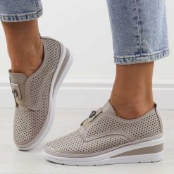 Szare skórzane ażurowe półbuty damskie na koturnie T.Sokolski 198. Szare półbuty wsuwane Sokolski, na lato, w ażurowe wzory, ze skóry, eleganckie, bez obcasa, na koturnie. Za 299.00 zł.