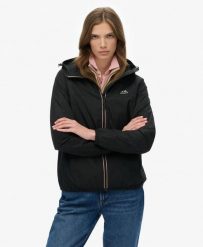 Superdry Kurtka wiatrówka Essential Tri z recyklingowanego poliestru. Czarne kurtki Superdry, bez wzorów, z materiału, bez kaptura. Za 430.25 zł.