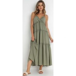 Ciemnozielona Sukienka Cephoneus. Zielone sukienki Born2be, l, z aplikacjami, z tkaniny, eleganckie, bez kołnierzyka, bez ramiączek, maxi, trapezowe. W wyprzedaży za 59.99 zł.
