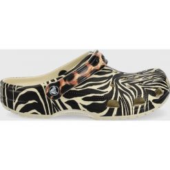 Crocs klapki Classic Animal Remix Clog 207840. Brązowe klapki Crocs, bez wzorów, z okrągłym noskiem, bez obcasa, bez zapięcia. W wyprzedaży za 139.99 zł.
