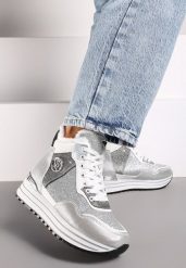 Srebrne Sportowe Botki na Płaskiej Podeszwie z Metalicznymi Wstawkami i Brokatem Benali. Szare buty sportowe lifestyle Born2be, bez wzorów, z jeansu, eleganckie, bez zapięcia. W wyprzedaży za 118.99 zł.