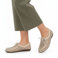 Półbuty damskie Artiker, cholewka skóra naturalna ażurowa perforacja sznurowanie z przodu miękka linia niski fason elastyczne wykończenie zaokrąglony. Brązowe półbuty wsuwane Artiker, w ażurowe wzory, ze skóry, bez obcasa. Za 209.00 zł.