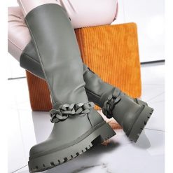 Pantofelek24 Kozaki damskie z cholewką do kolan Zielone /A9-3 9907 S996/ 40. Zielone kozaki Pantofelek24, bez wzorów, bez obcasa, bez zapięcia. Za 99.90 zł.