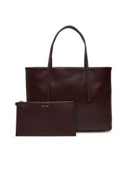 Calvin Klein Torebka Emblem Aop Small Tote LV04F3267G Bordowy. Czerwone torebki klasyczne Calvin Klein, bez wzorów, ze skóry, bez dodatków. Za 439.99 zł.
