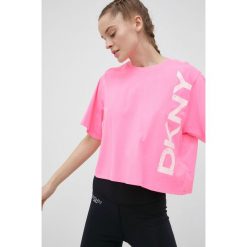 Dkny t-shirt bawełniany DP1T8459 kolor różowy. Czerwone t-shirty DKNY, bez wzorów, z bawełny, bez kołnierzyka, bez ramiączek. W wyprzedaży za 134.99 zł.