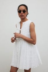 Bawełniana sukienka z wiązaniem na dekolcie w kolorze ECRU - LOVER-XS/S. Sukienki Marsala, m, bez wzorów, z bawełny, bez kołnierzyka, bez ramiączek, rozkloszowane. W wyprzedaży za 164.95 zł.