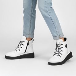 Botki damskie Filippo, płaskie i codzienne ze skóry naturalnej, białe, DBT7416-25-WH. Białe botki Filippo, bez wzorów, ze skóry, eleganckie, bez obcasa, na płaskiej podeszwie, bez zapięcia. Za 229.00 zł.