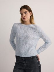 Sweter z ażurowym wzorem - jasnoniebieski. Niebieskie swetry Reserved, l, w ażurowe wzory, z dzianiny, klasyczne, bez ramiączek. W wyprzedaży za 39.99 zł.