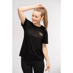 T-shirt do jogi Moonholi Awaken z krótkim rękawem. Czarne t-shirty MOONHOLI, m, bez wzorów, sportowe, bez kołnierzyka, bez ramiączek. Za 99.50 zł.